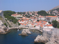 Argazkian Dubrovnik-eko herria inguratzen duen harresitik atarata dago eta bertan ikusten daiketeen bezala Dubrovnik-eko alde zaharra agertzen da.