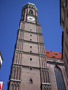 Una de las torres de la catedral de Frauenkirche que acaricia el cielo de Munich. Desde su cupula se puede disfrutar de una espectacular vista desde lo alto de toda la cidad Bavara.