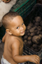 Visitando el mercado de Higüey (Punta Cana, República Dominicana) nos sorprendió entre tanta fruta y carne la tierna y profunda mirada de Jorge. Niño dominicano que acompañaba a su madre en un caluroso día de mercado.