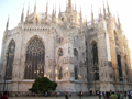 Argazkia Milanen ateratakoa da eta bertan Milaneko duomoa (katedrala) ikus daiteke.