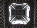 Es una foto realizada desde la plaza que se encuentra en la vertical de la Torre Eiffel, justo en el centro de la misma. Se puede observar los cuatro pilares de la Torre y los 2 primeros pisos.