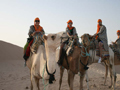 Esta foto se la hicimos a nuestros compañeros de viaje mientras estaban subidos en sus camellos en unas dunas. Todo esto a más de 40º y ni siquiera eran las diez de la mañana! Aun así, mereció la pena!.