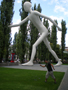 Escultura situada en el corazón de Munich. Homenajeando a la escultura homenaje de todo caminante, con el fin de disfrutar de todos y cada uno de los rincones de Babiera.