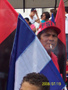 Sandinisten Revoluzio eguneko bisperan, Leonen, Daniel Ortegaren mitinean zegoen ikusle bat agertzen da, Sandinisten eta Nikaraguako banderarekin.