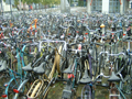 En Holanda este era el paisaje más común: aceras y más aceras con aparcamientos para bicis. Y todos ellos repletos de bicicletas!